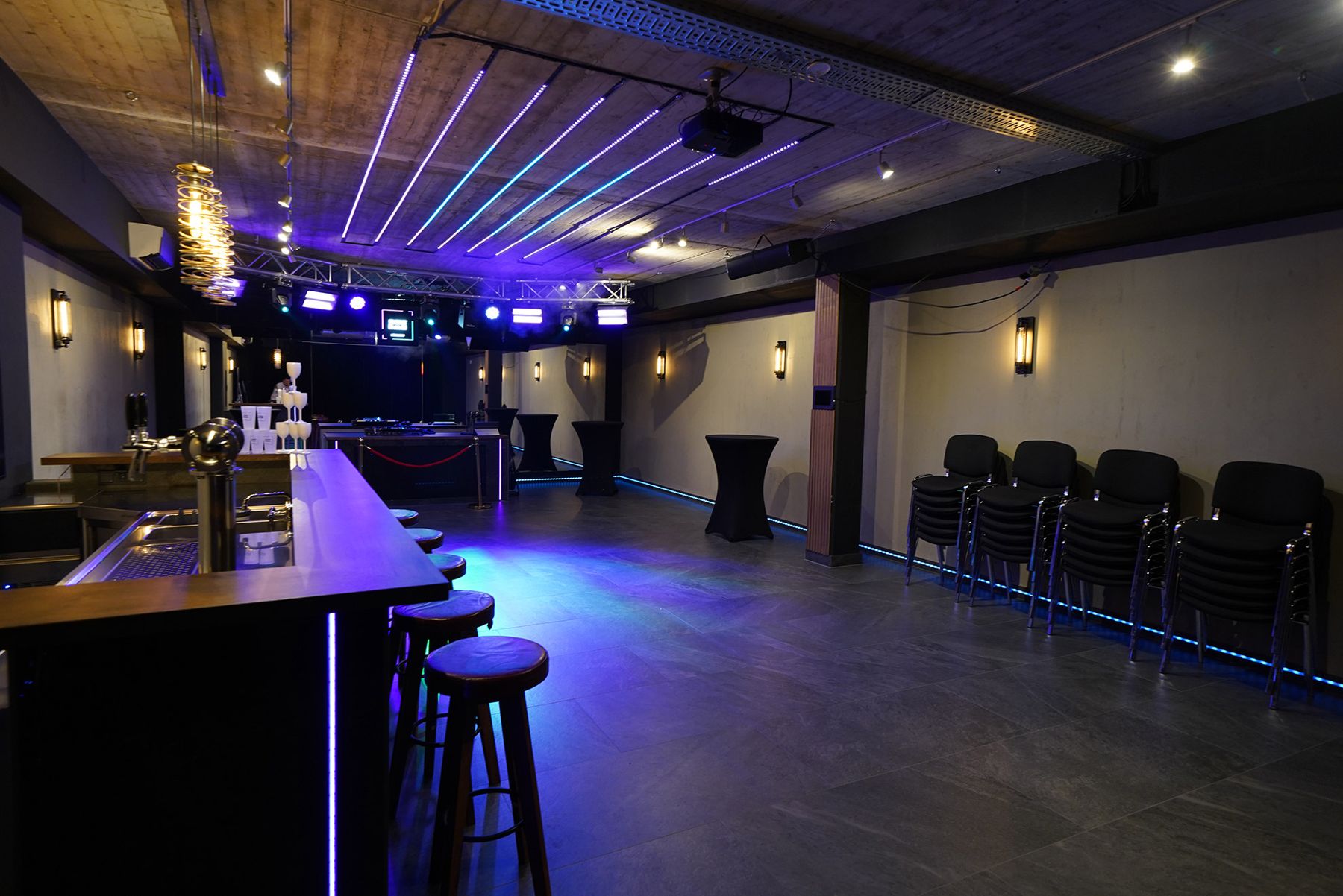 Der Raum mit Backsteinwand und Bar